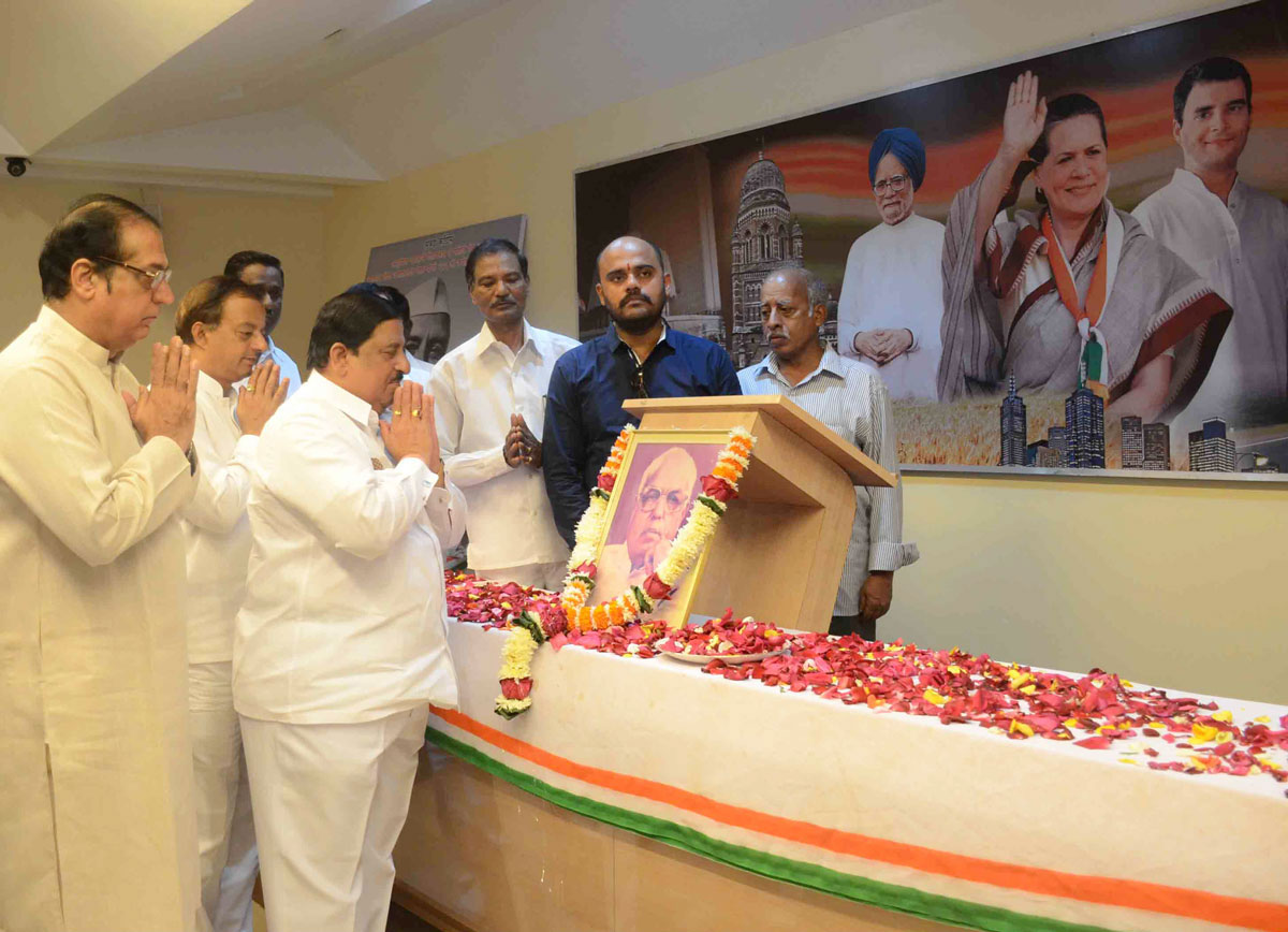 Mumbai Congress Paying Tribute To Ex.Chief Minister Of Maharashtra Late.VasantDada Patil at MRCC Rajiv Gandhi Bhavan.