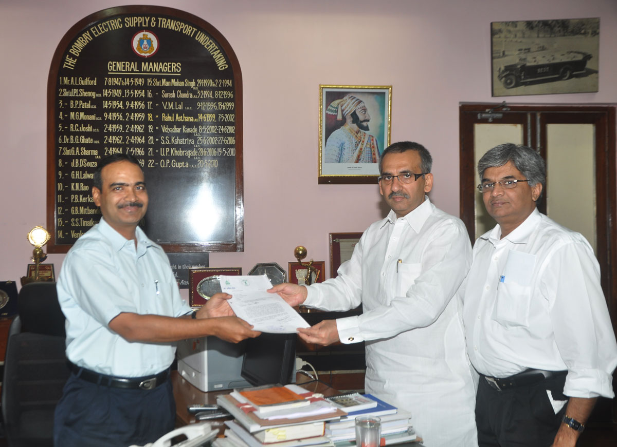 MLA & STATE MINISTER (STATUS) AMIN PATEL MEETS BEST GENERAL MANAGER O.P.GUPTA  AT BEST BHAVAN MUMBAI .
