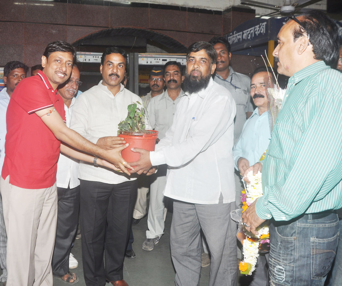 MINISTER MOHD.ARIF NASIM KHAN  RECIEVES BODHI VRUKSH AT DADAR STATION .