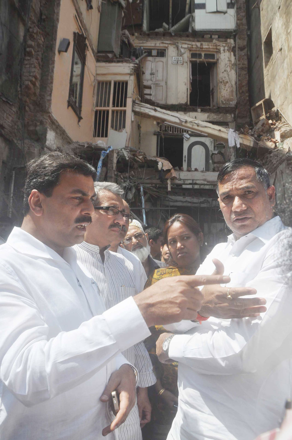 MUMBAI CONGRESS PRESIDENT KRIPASAHNKAR SINGH,MINISTER MOHD.ARIF NASIM KHAN,MIN. VARSHATAI GAIKWAD & MLA. AMIN PATEL VISIT TO PAYDHUNI MUMBADEVI TALUKA.