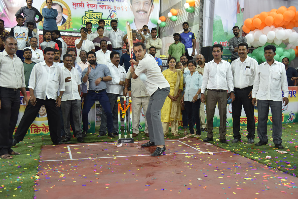 Ex.MP Milind Deora & MLA Bhai Jagtap inaugurates Box Cricket Tournament in Macchimar Nagar Colaba.