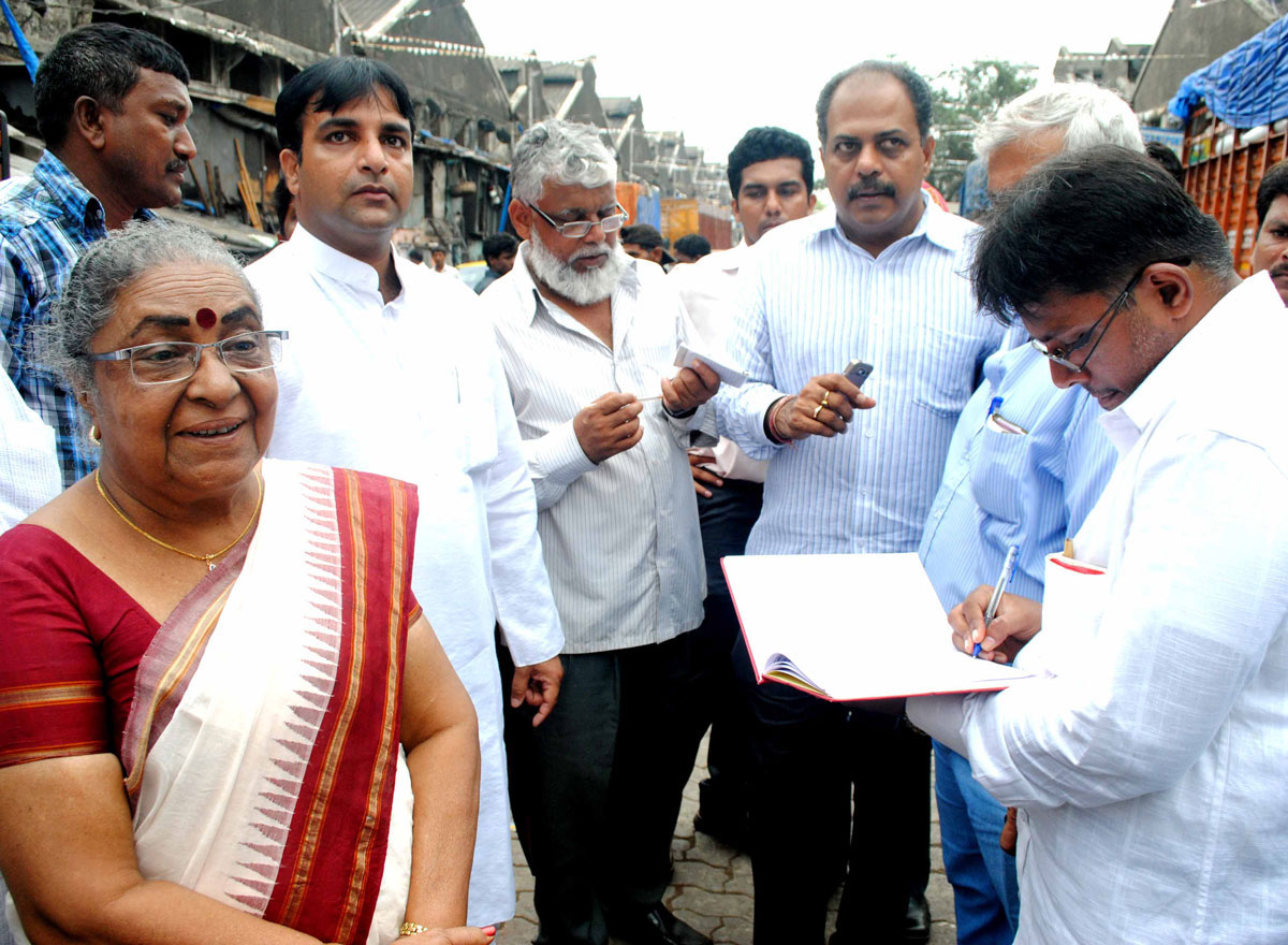 MLA ANNIE SHEKHAR & MUNICIPAL CORPORATER JAVED JUNEJA ROUND WARD NO 223.