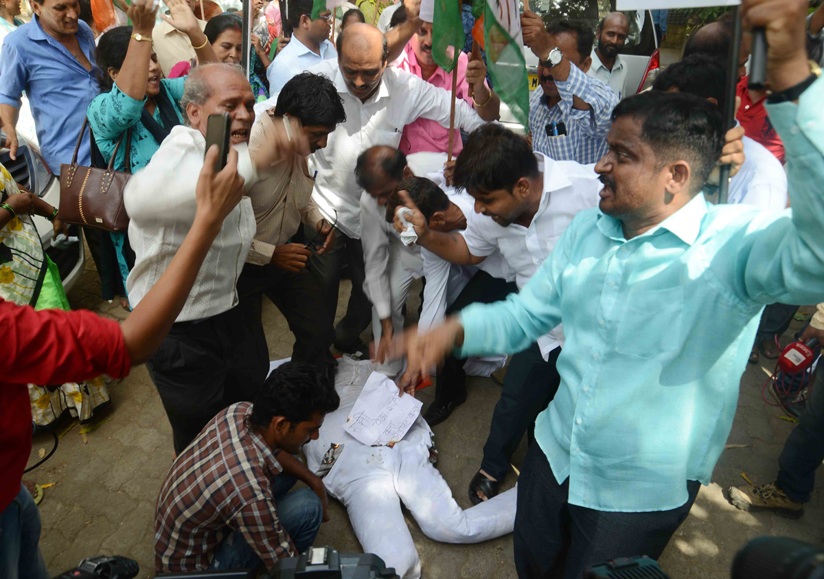 Mumbai Congress Protest Against Sakshi Maharaj Remark on Rahul Gandhi.