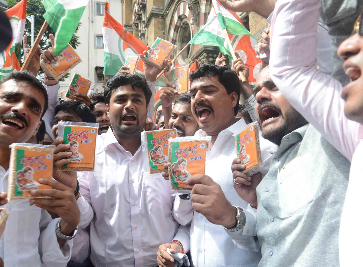 Mumbai Youth Congress President Ganeshkumar Yadav with Team Protest at CST Station against Minister Pankaja Munde Chikki Scam.