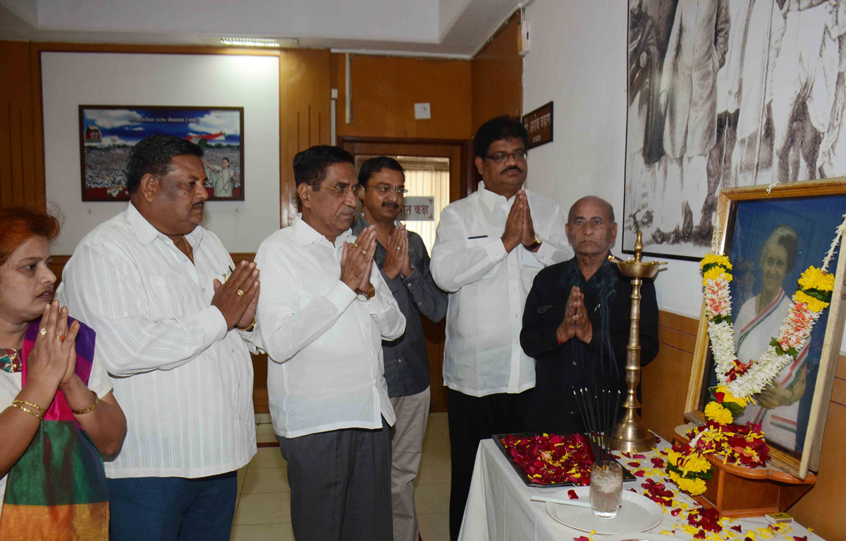 Maharashtra State Congress Leader's Paying Tribute on Birth Anniversary of Late.Prime Minister Of India Smt.Indira Gandhi at Tilak Bhavan Dadar.