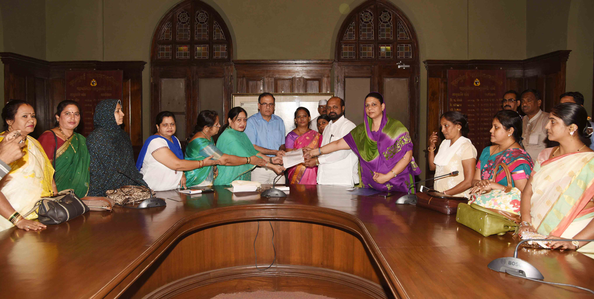 Mumbai  Congress Party Corporators Protest at BMC Head Office Azad Maidan.