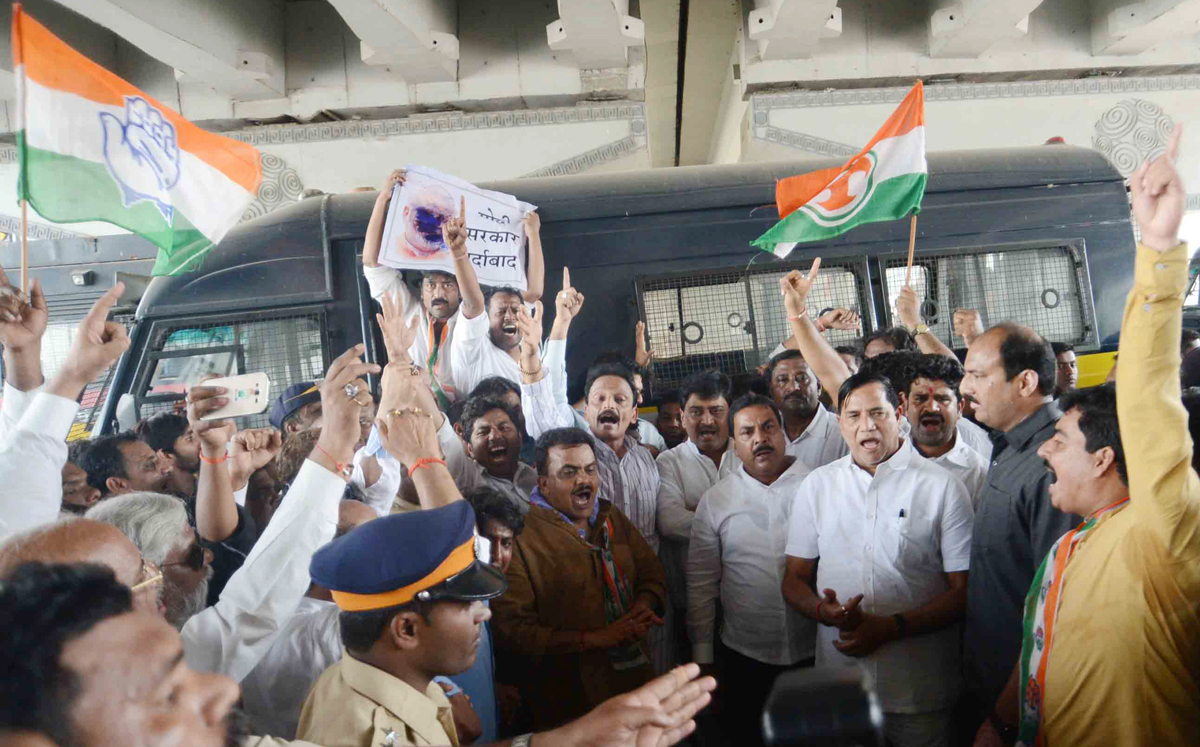 Mumbai Congress Protest on issue of National Herald at Bandra Kherwadi.