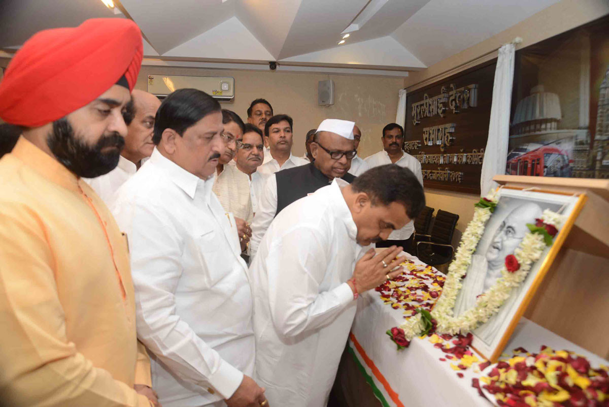 Mumbai Congress Paying Tribute to Father of the Nation Mahatma Gandhi on his Death Anniversary at MRCC Rajiv Gandhi Bhavan.