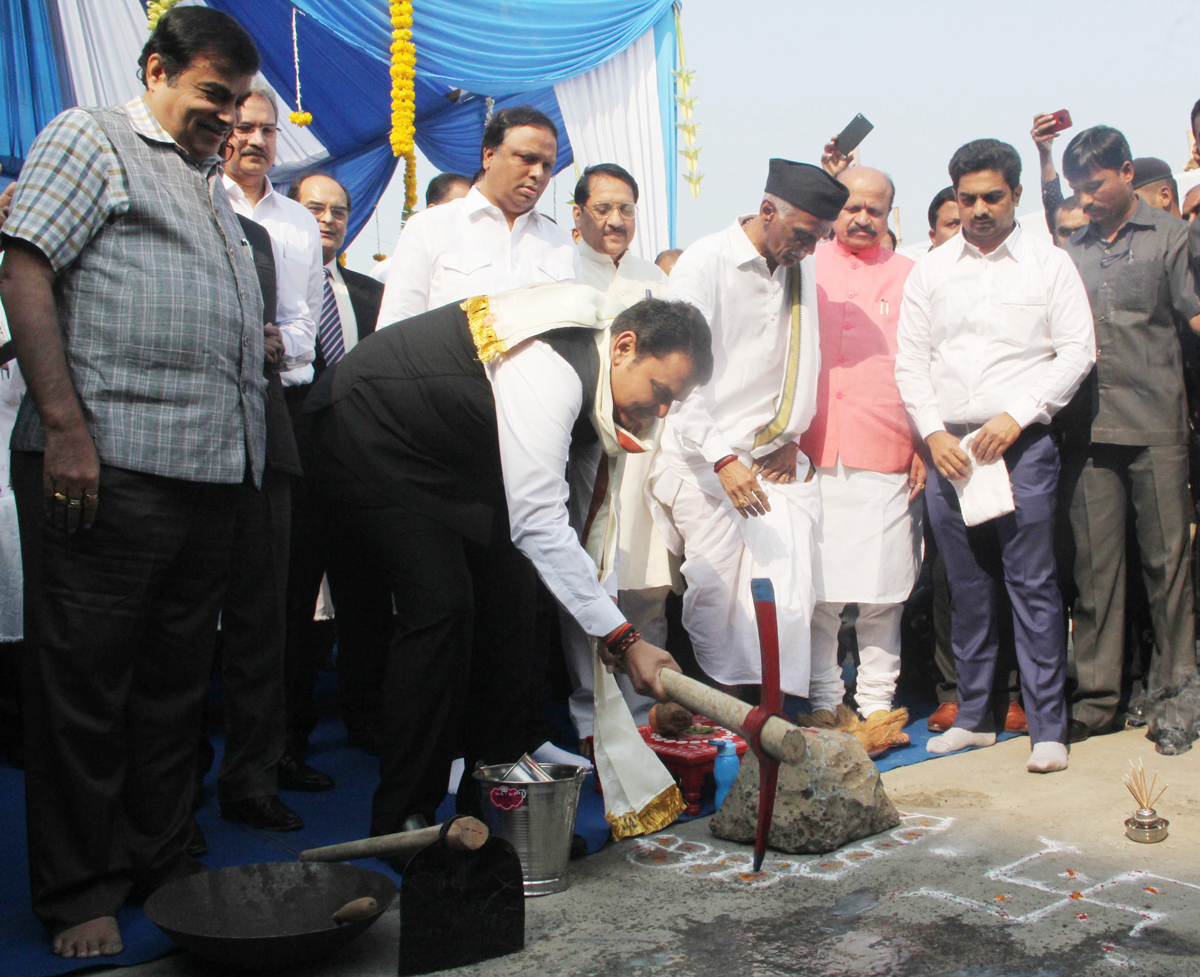 Chief Minister Devendra Fadnavis & Central Minister Nitin Gadkari at Indira Dock.