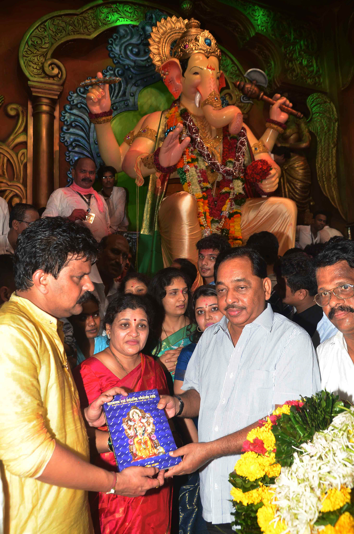 MINISTER NARAYNRAO RANE WITH FAMILY AT LALBAUGH RAJA.
