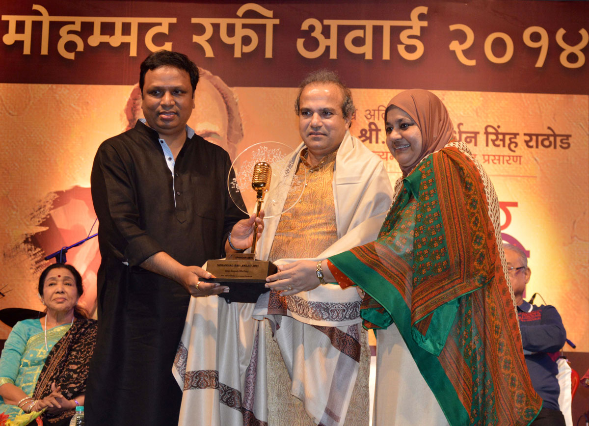 Playback Singer Suresh Wadkar Felicitated by Mohd.Rafi Award on 90th Birth Anniversary of Mohd.Rafi at Rang Sharda.
