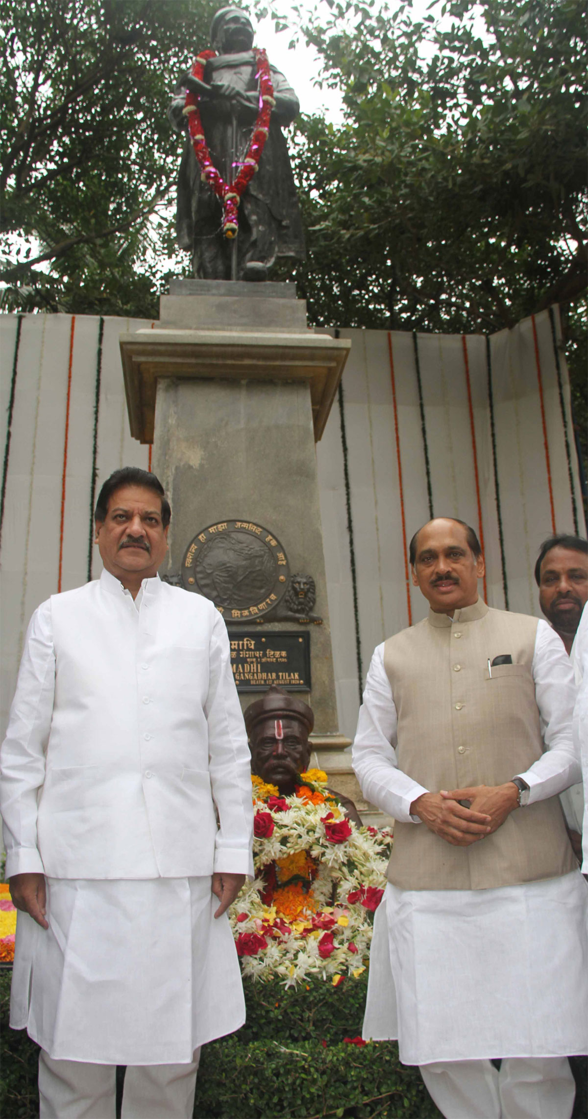 CHIEF MINISTER PRITHVIRAJ CHAVAN PAYING TRIBUTE TO LATE LOKMANYA BAL GANGADHAR TILAK ON HIS DEATH ANNIVERSARY AT GIRGAON CHOWPATI.