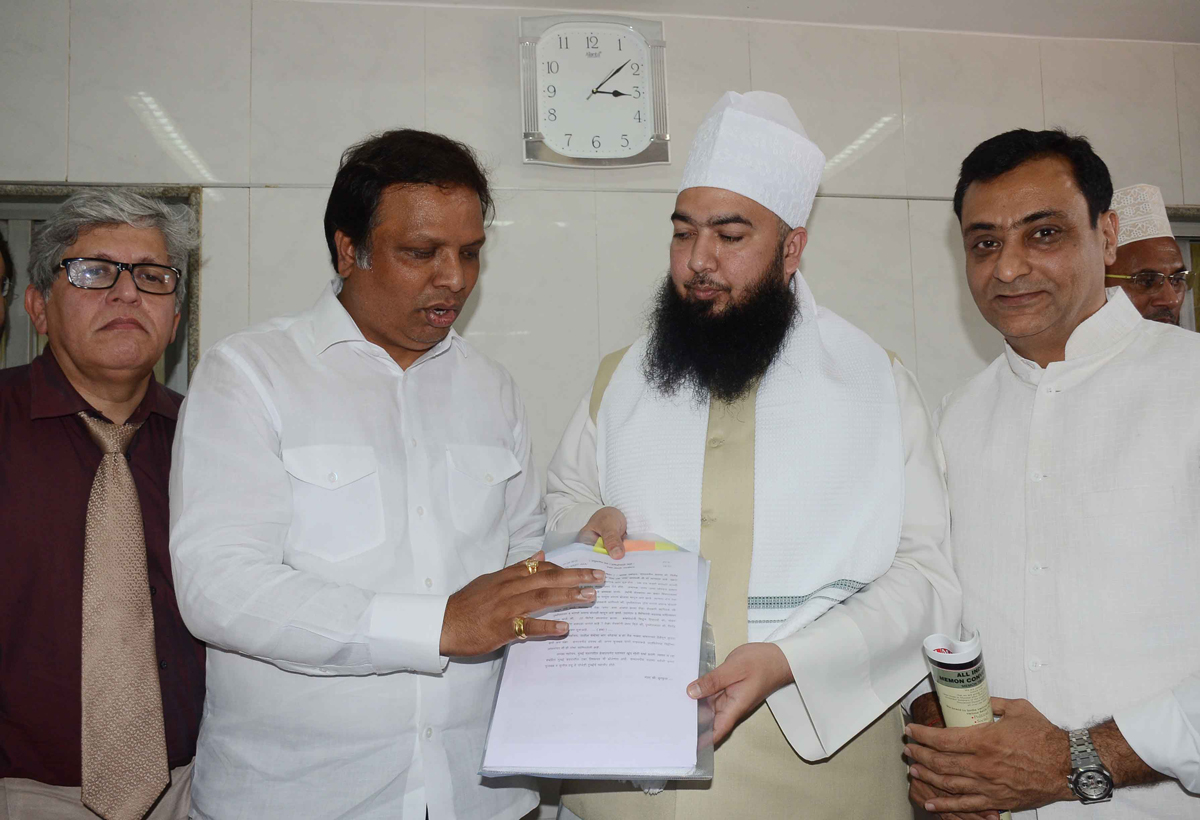 Meeting Organized by Jamia Qadriya Ashrafiya Moulana Syed Moin Miya at Do Tanki on Proposed Mumbai D.P. Plan 2034 in Chief Presence of BJP Mumbai President & MLA Ashish Shelar.