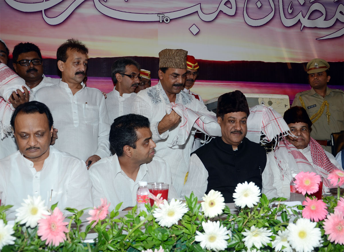 IFTAAR- DINNER AT HAJ HOUSE BY CHIEF MINISTER PRITHVIRAJ CHAVAN. ORGANIZED BY MINISTER MOHD.ARIF (NASEEM) KHAN.