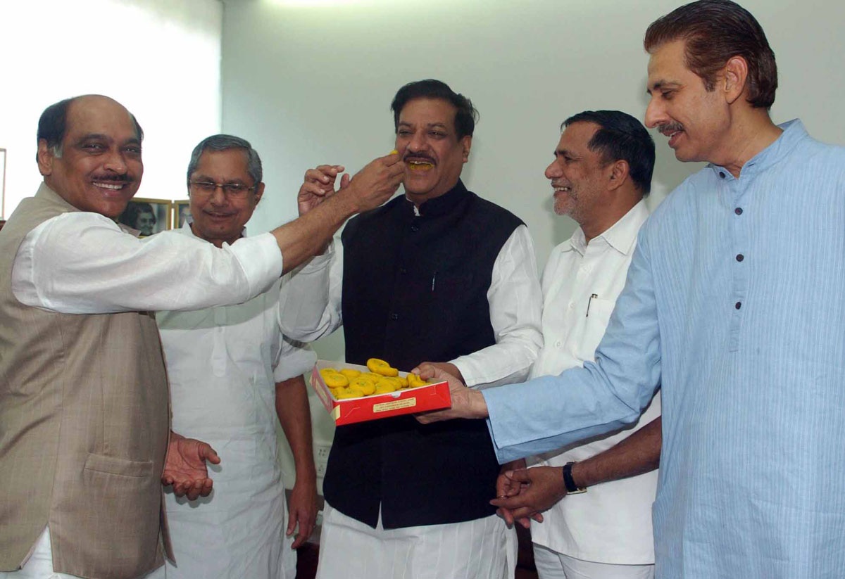 CHIEF MINISTER PRITHVIRAJ CHAVAN ON SUCCESFULL COMPLETION OF YEAR  BEING GREETED BY CONGRESS PARTY LEADRES.