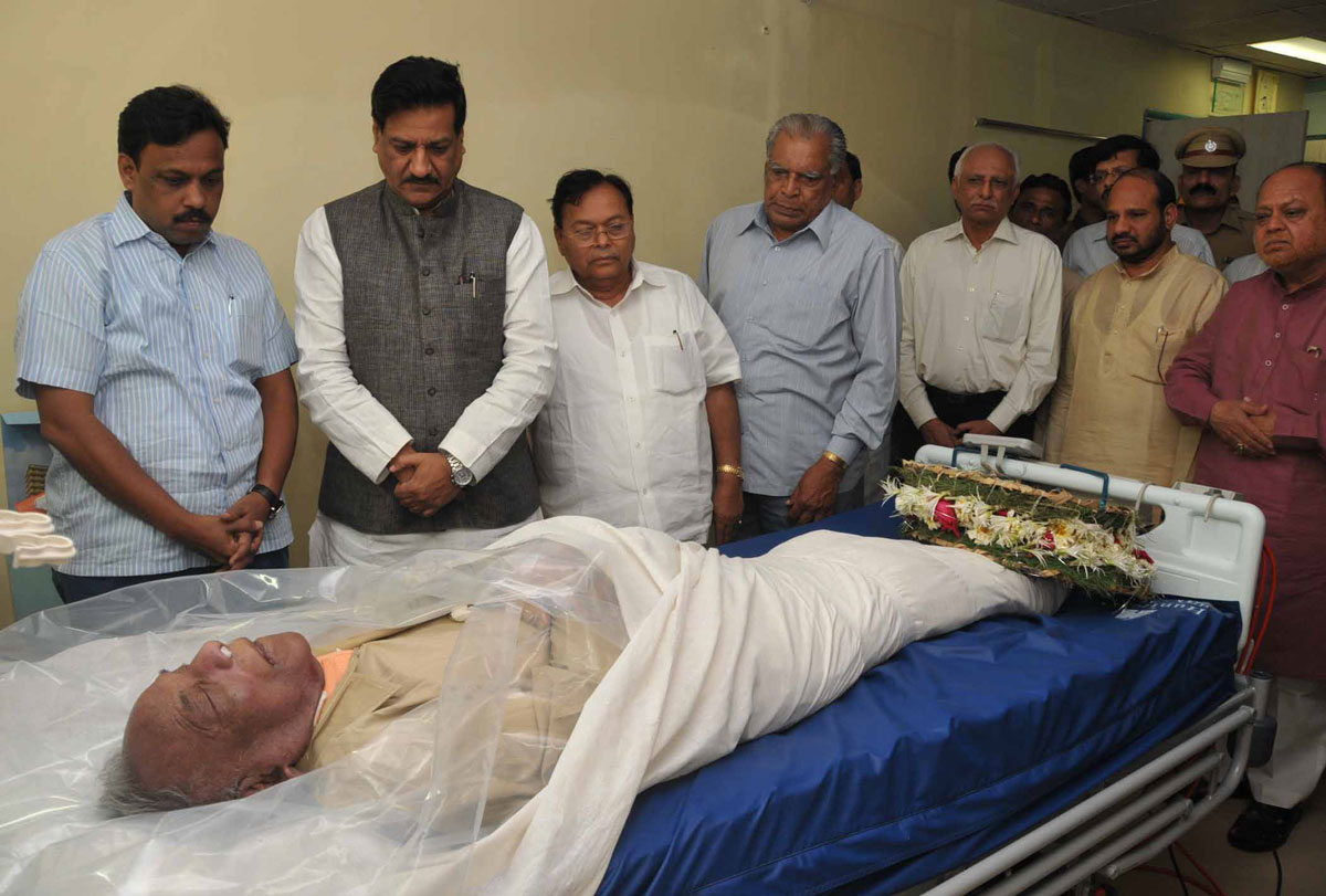 CHIEF MINISTER PRITHVIRAJ CHAVAN AT LILAVATI HOSPITAL BANDRA.