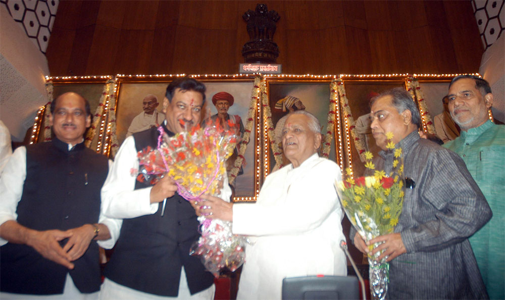 CHIEF MINISTER PRITHVIRAJ CHAVAN CONGRATULATED AT VIDHAN BHAVAN .