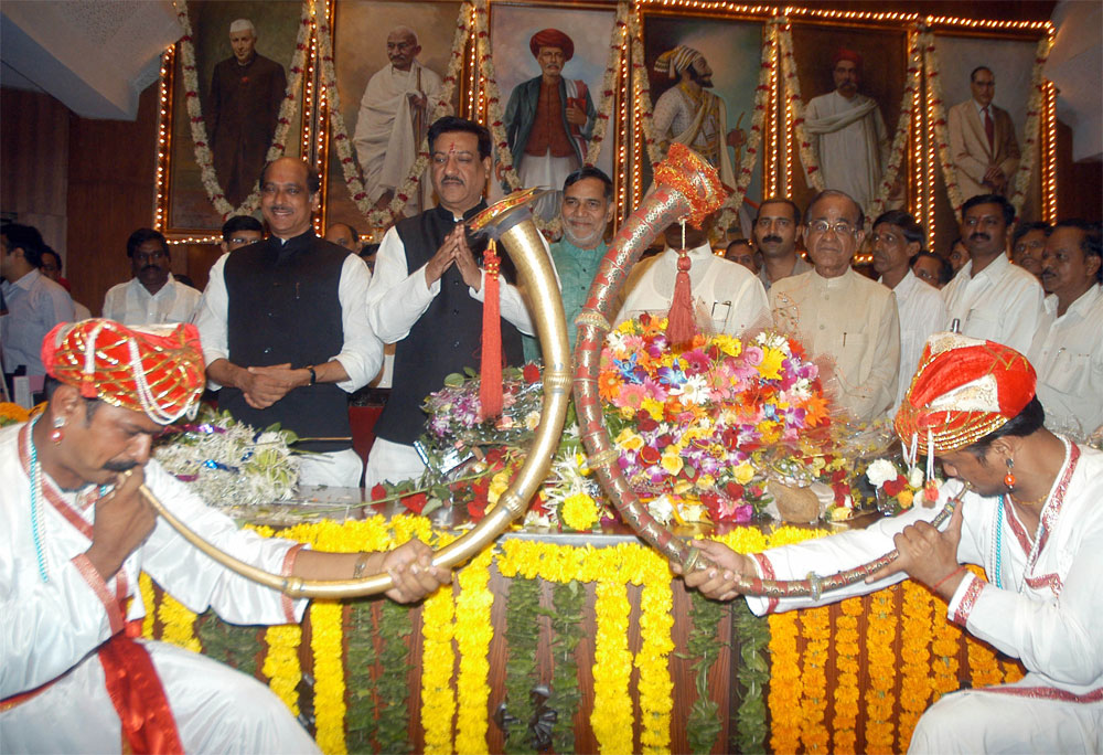 CHIEF MINISTER PRITHVIRAJ CHAVAN CONGRATULATED AT VIDHAN BHAVAN .