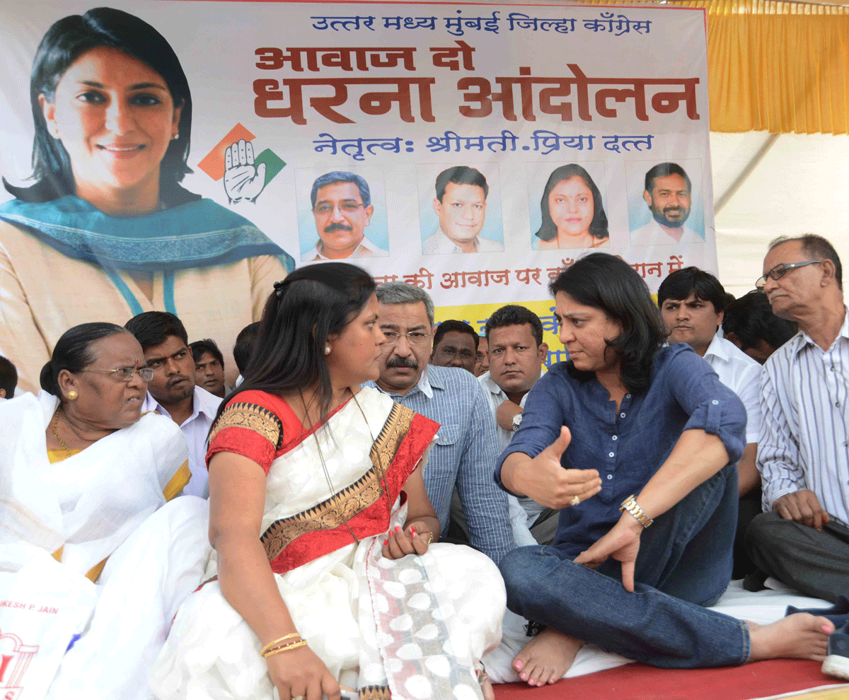 Ex.MP.Priya Dutt During Protest Andolan at Bharat Nagar BKC Bandra.