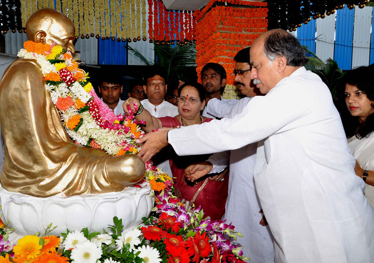 M.P.& EX UNION MINISTER GURUDAS KAMAT ON BIRTH ANNIVERSARY OF FATHER OF NATION MAHATMA GANDHI & LATE.PRIME MINISTER LAL BAHADUR SHASTRI PAYING TRIBUTE AT JUHU CHOWPATY.