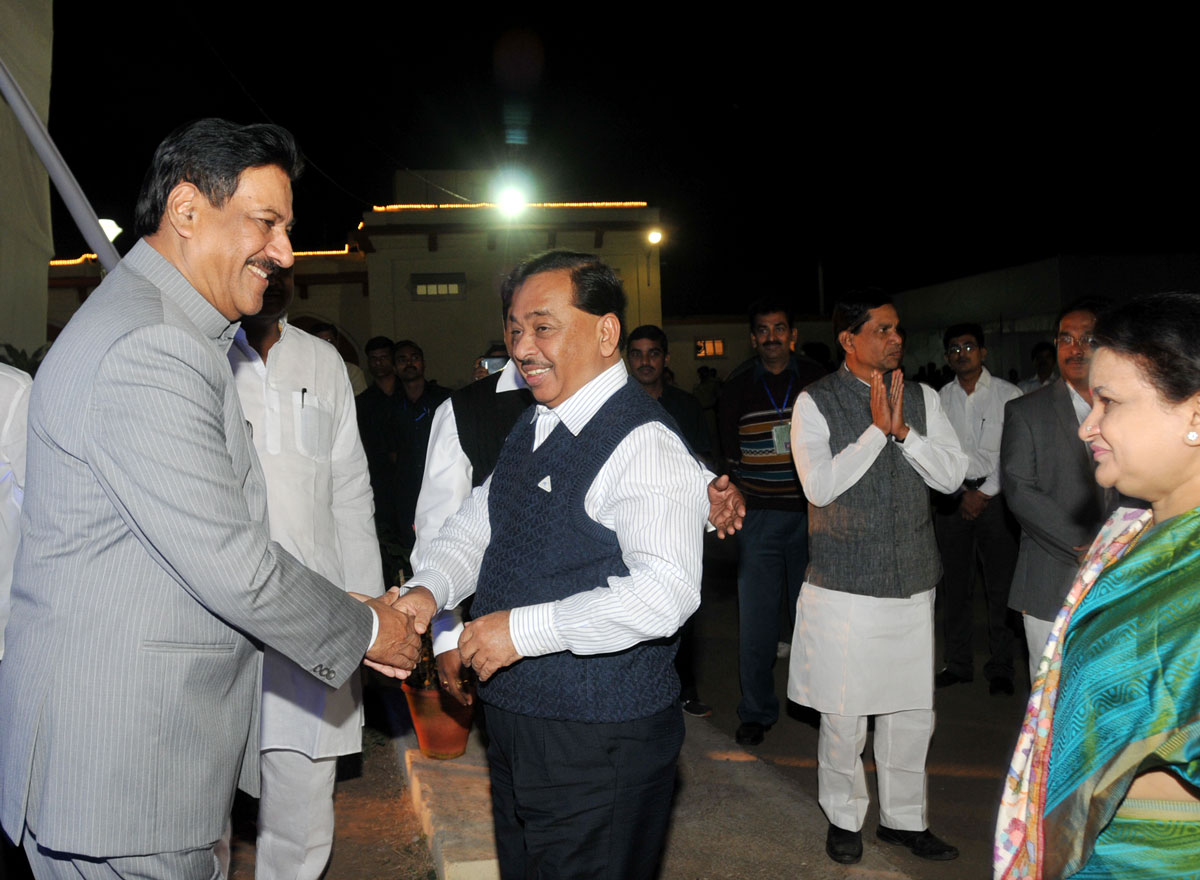 CHIEF MINISTER PRITHVIRAJ CHAVAN WITH MINISTER'S & MLA'S AT RAMGIRI NAGPUR.