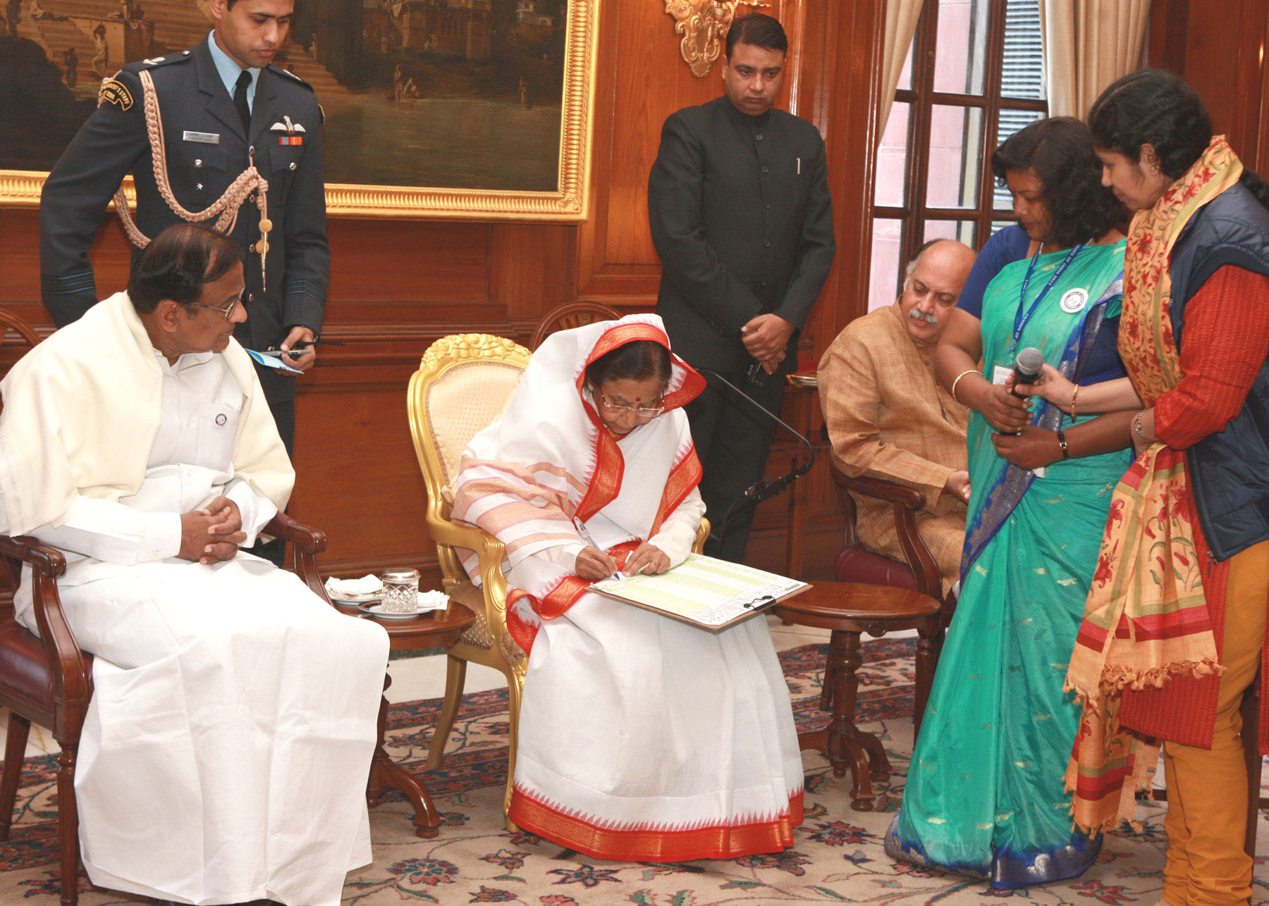 PRESIDENT OF INDIA SMT.PRATIBHA DEVISINGH PATIL, SHRI P.CHIDAMBRAM,HON'BLE UNION HOME MINISTER & UNION MINSTER OF HOME & COMMUNICATIONS AND INFORMATION TECHNOLOGY SHRI GURUDAS KAMAT AT RASHTRAPATI BHAVAN.