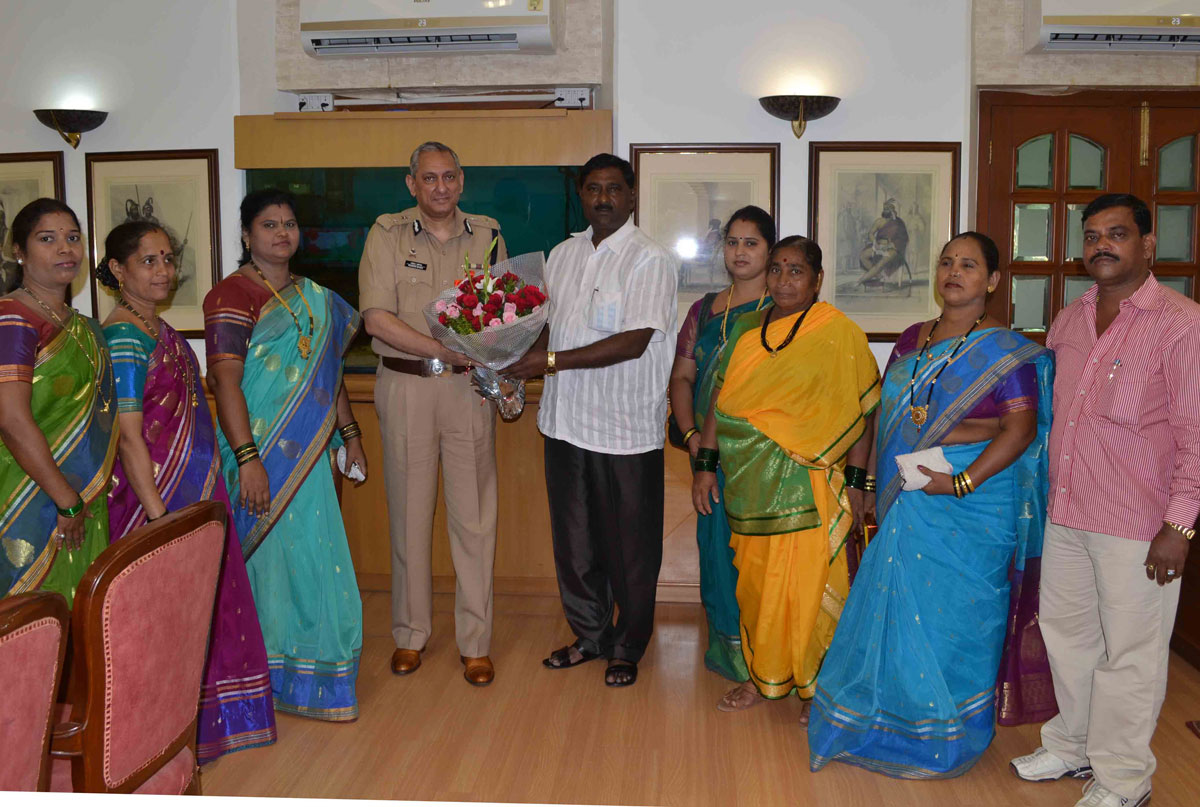 MLA Chandrakant Handore meets Mumbai Police Commissioner Rakesh Maria at C P Office.