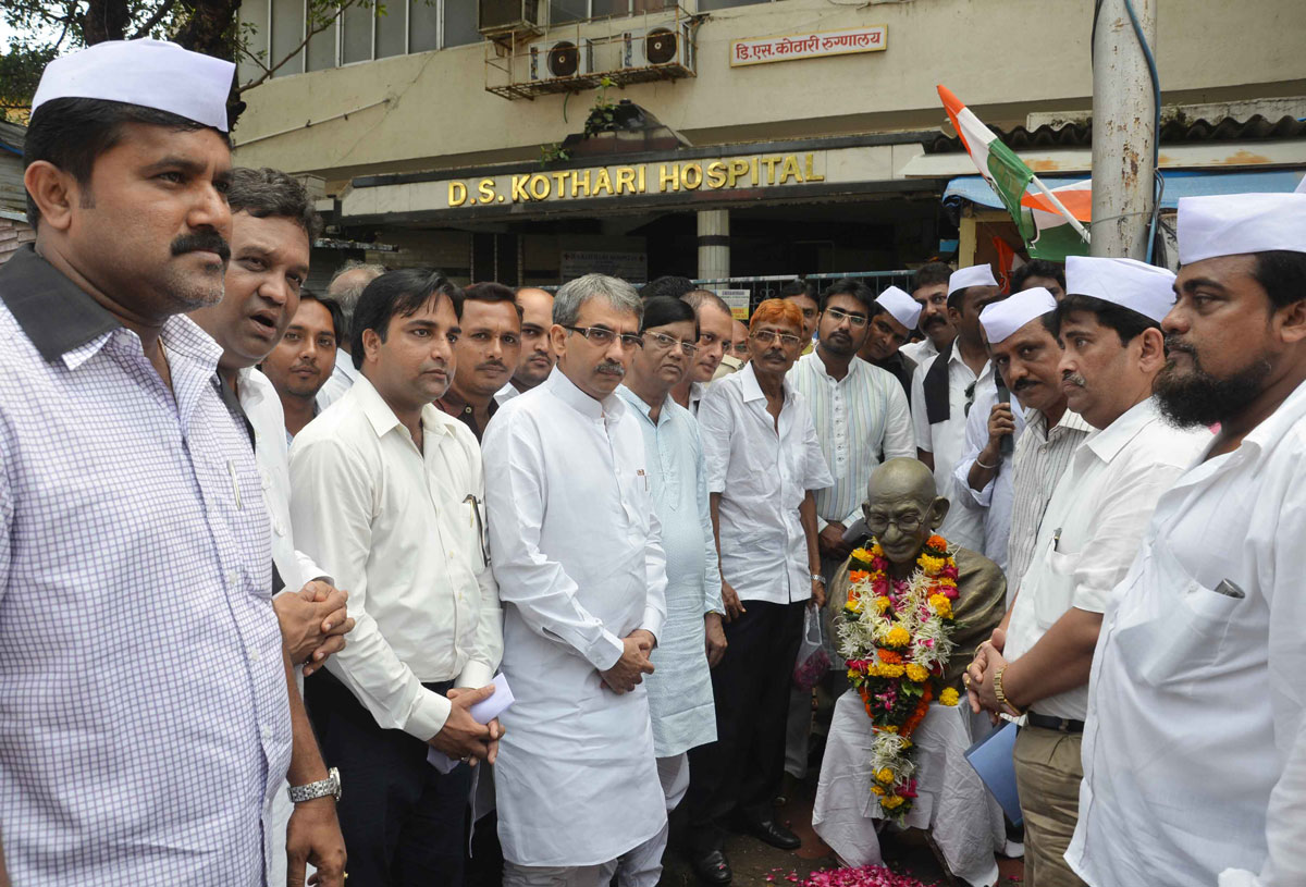 PROTEST DHARNA - ANDOLAN BY CONGRESS LEADER'S AT C.P.TANK.