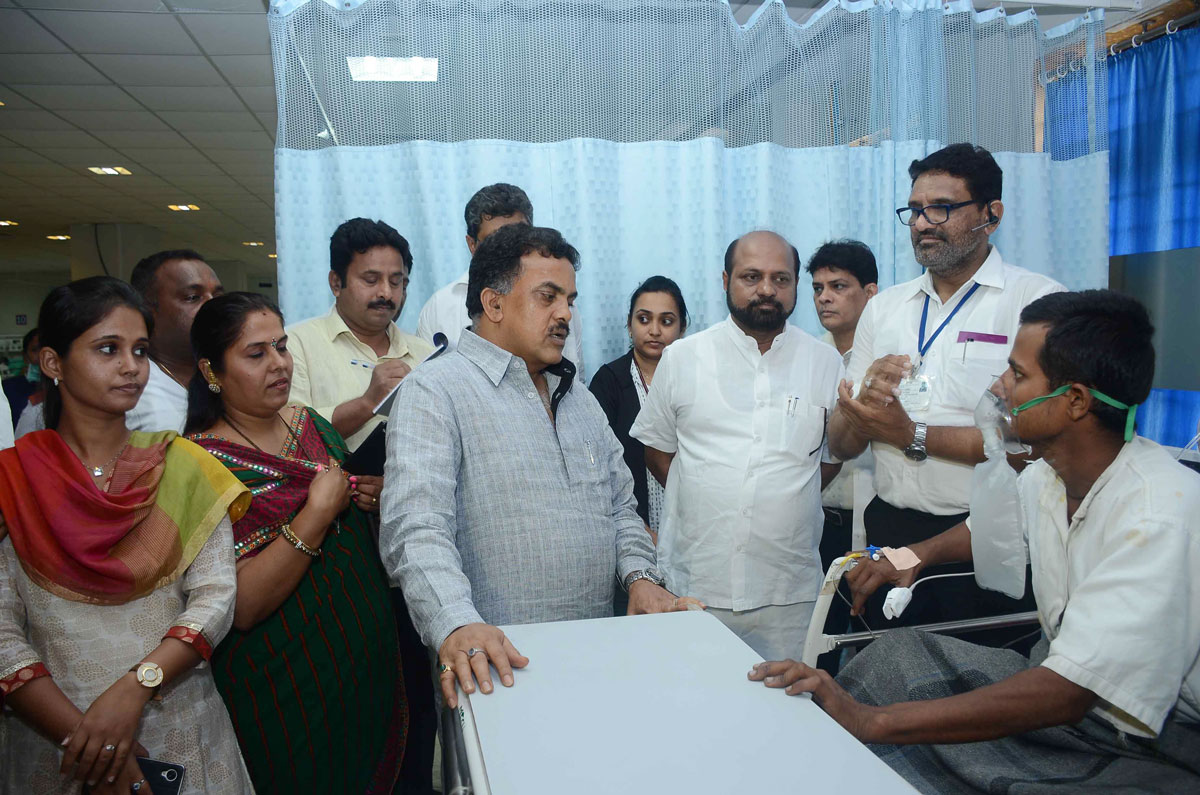 MRCC President Sanjay Nirupam visit Shatabdi Hospital to Know How about Leptospirosis Pateints.