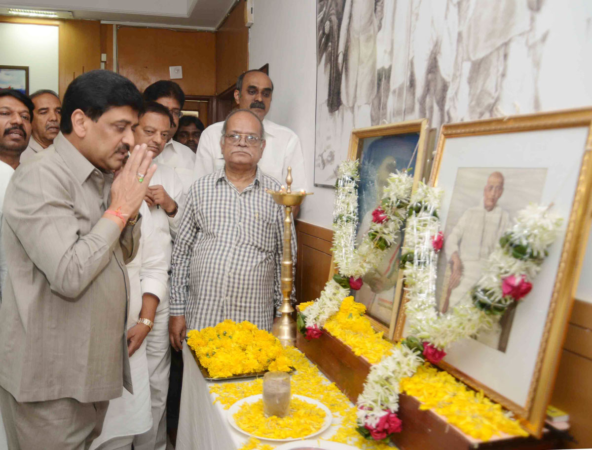 MPCC President MP.Ashokrao Chavan Paying Tribute on Death Anniversary of Bharat Ratna former PM Late.Indira Gandhi & Birth Anniversary of Iron Man Of India Late.Sardar Vallabhbhai Patel.