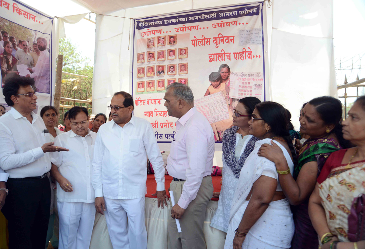 Opposition Leader MLA Radhakrishna Vikhe Patil Police Wives on Agitation & JAGO at Azad Maidan.
