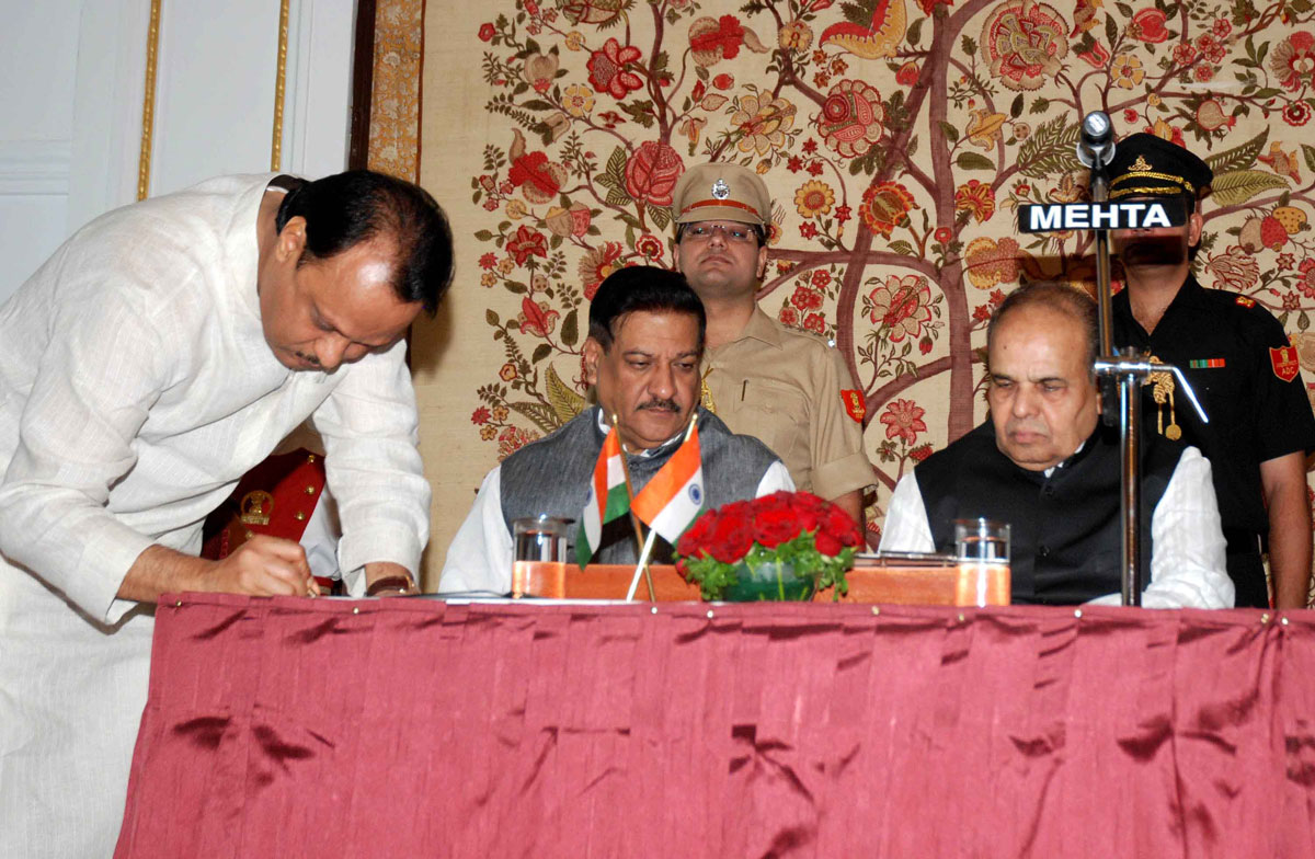GOVERNOR K.SANKARNAYRAYANAN IS GIVING OATH TO AJITDADA PAWAR AS MAHARASHTRA DY.CHIEF MINISTER ON OCCASION CHIEF MINISTER PRITHVIRAJ CHAVAN AT RAJ BHAVAN.
