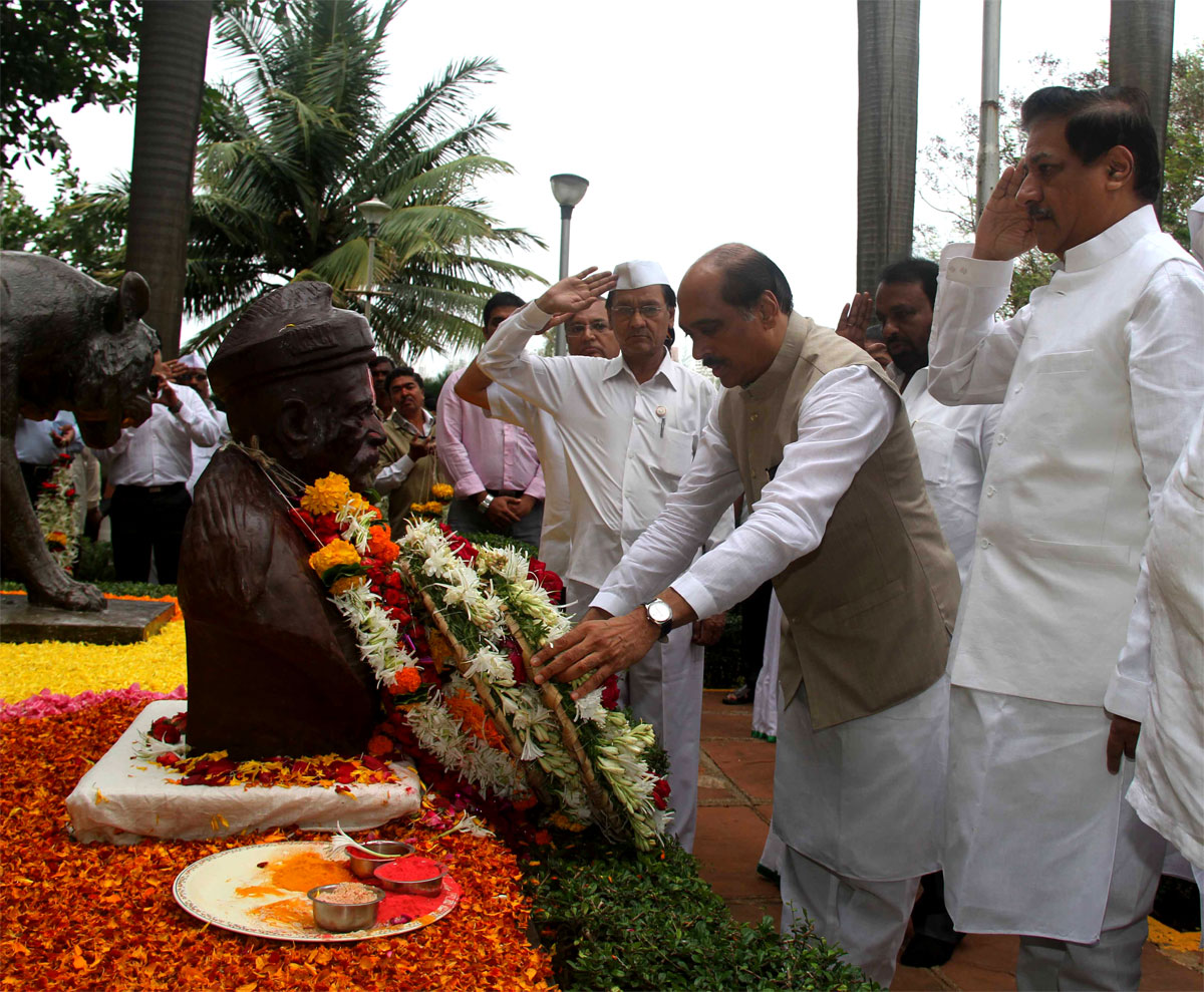 CHIEF MINISTER PRITHVIRAJ CHAVAN PAYING TRIBUTE TO LATE LOKMANYA BAL GANGADHAR TILAK ON HIS DEATH ANNIVERSARY AT GIRGAON CHOWPATI.
