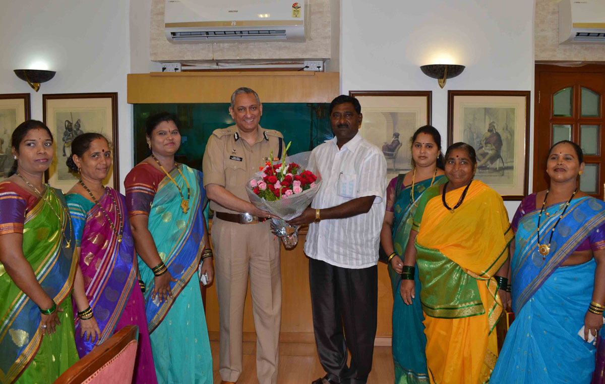 MLA Chandrakant Handore meets Mumbai Police Commissioner Rakesh Maria at C P Office.