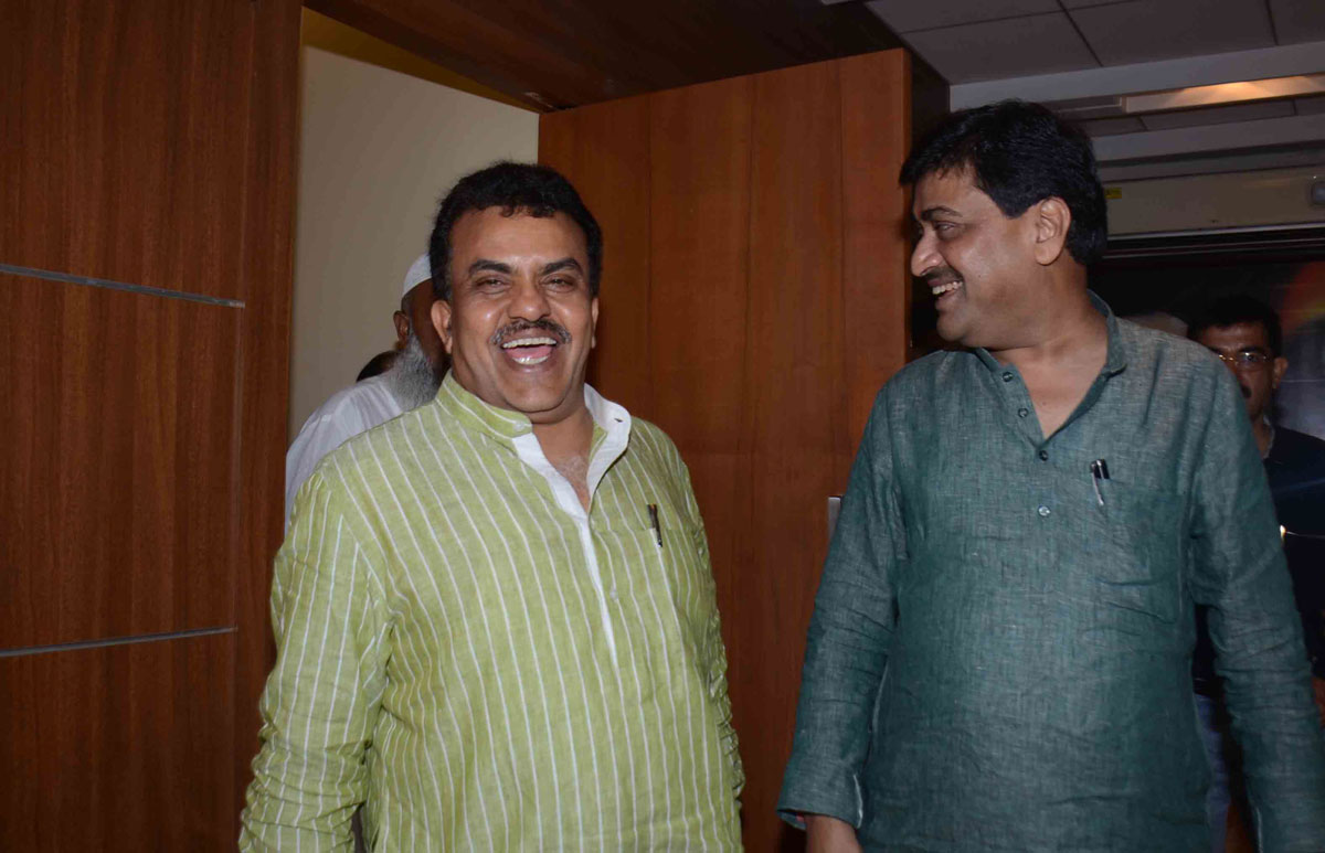 MPCC President Ashokrao Chavan & MRCC President Sanjay Nirupam Meeting at Rajiv gandhi Bhavan Azad Maidan
