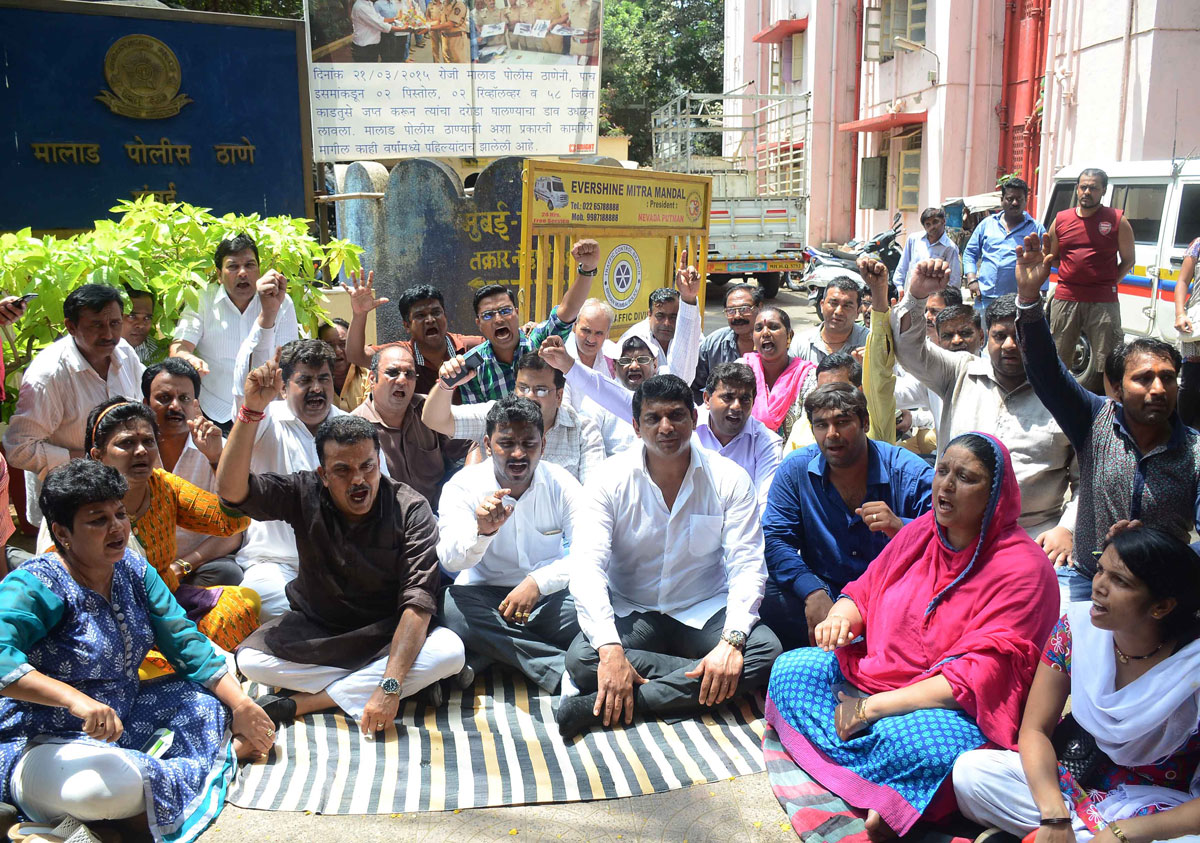 MRCC President Sanjay Nirupam & MLA Aslam Shaikh Protest-Dharna against Malad Police Station.