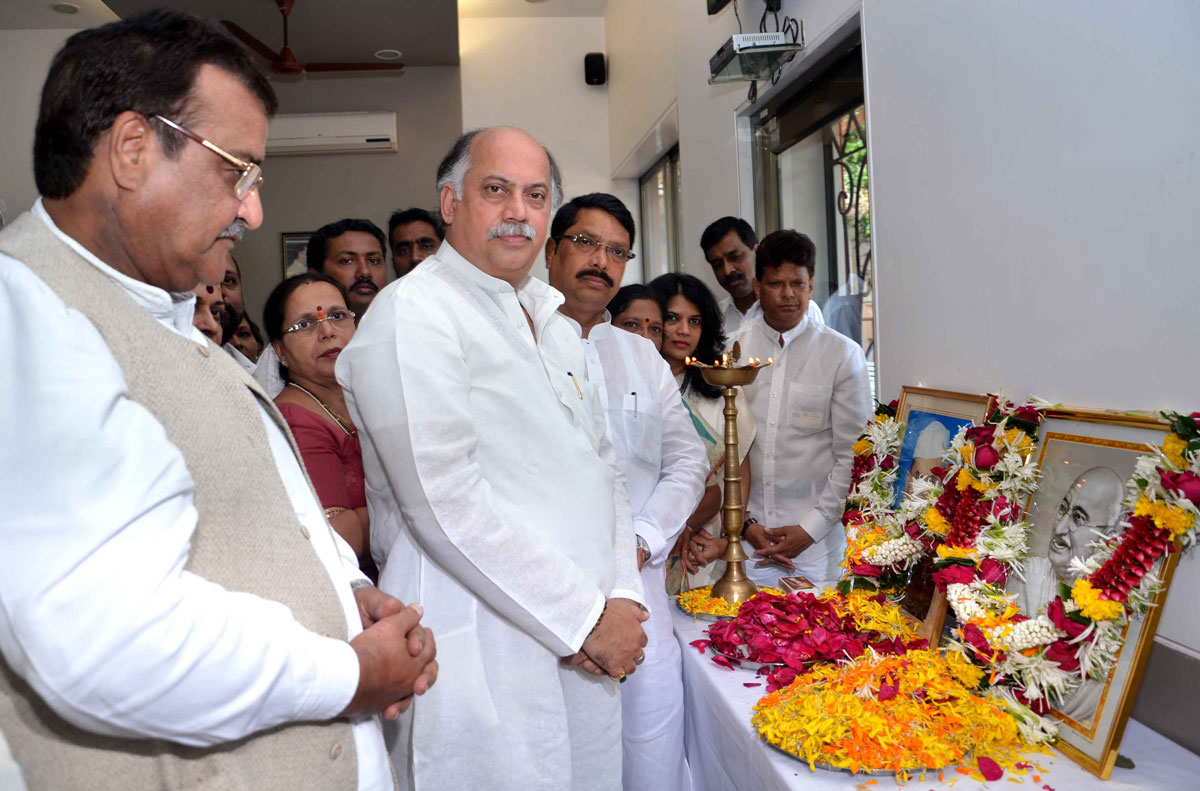 M.P.& EX UNION MINISTER GURUDAS KAMAT ON BIRTH ANNIVERSARY OF FATHER OF NATION MAHATMA GANDHI & LATE.PRIME MINISTER LAL BAHADUR SHASTRI PAYING TRIBUTE AT JUHU CHOWPATY & D.N.NAGAR ANDHERI .