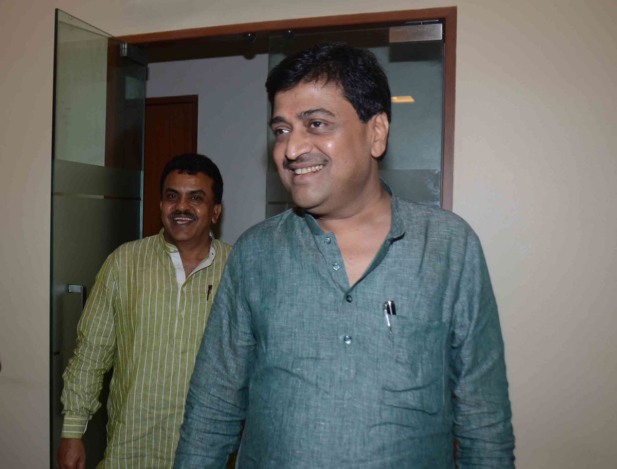 MPCC President Ashokrao Chavan & MRCC President Sanjay Nirupam Meeting at Rajiv gandhi Bhavan Azad Maidan.