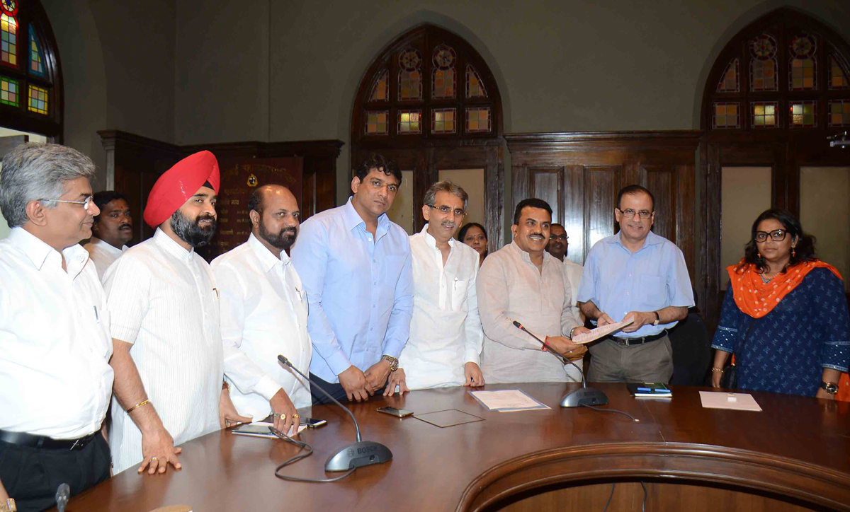 MRCC President Ex.MP Sanjay Nirupam Meets BMC Commissioner Ajoy Mehta at Main BMC CST.