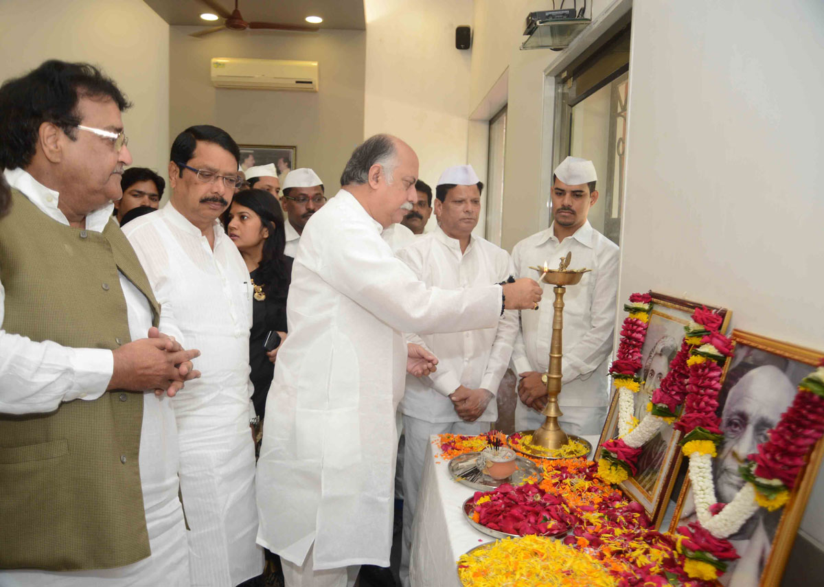 AICC Gen.Sec.Member CWC Gurudas Kamat Paying Tribute on Death Anniversary of Bharat Ratna former PM Late.Indira Gandhi & Birth Anniversary of Iron Man Of India Late.Sardar Vallabhbhai Patel.