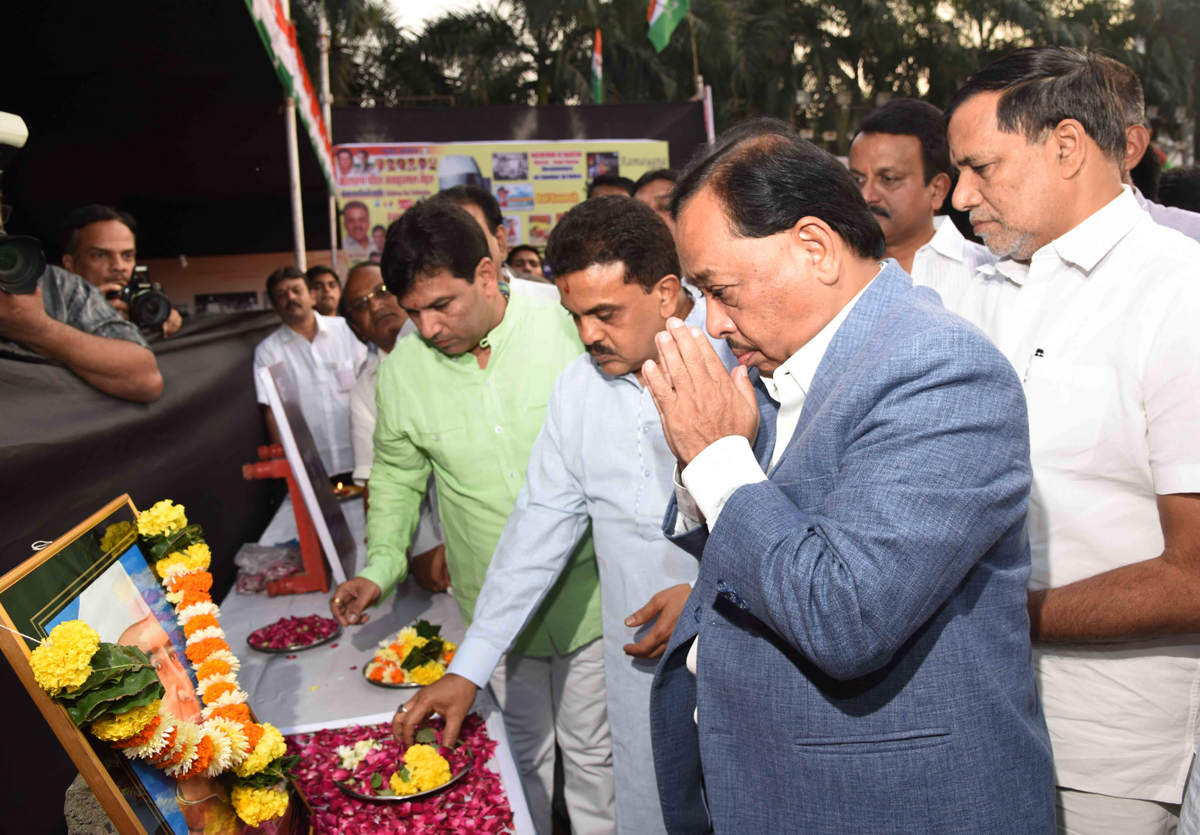 Mumbai Congress Leader's Paying Tribute & Celebrating Jayanti of to 1st Prime Minister of India Late.Panditji Jawaharlal Nehru on his Birth Anniversary at Borivali.