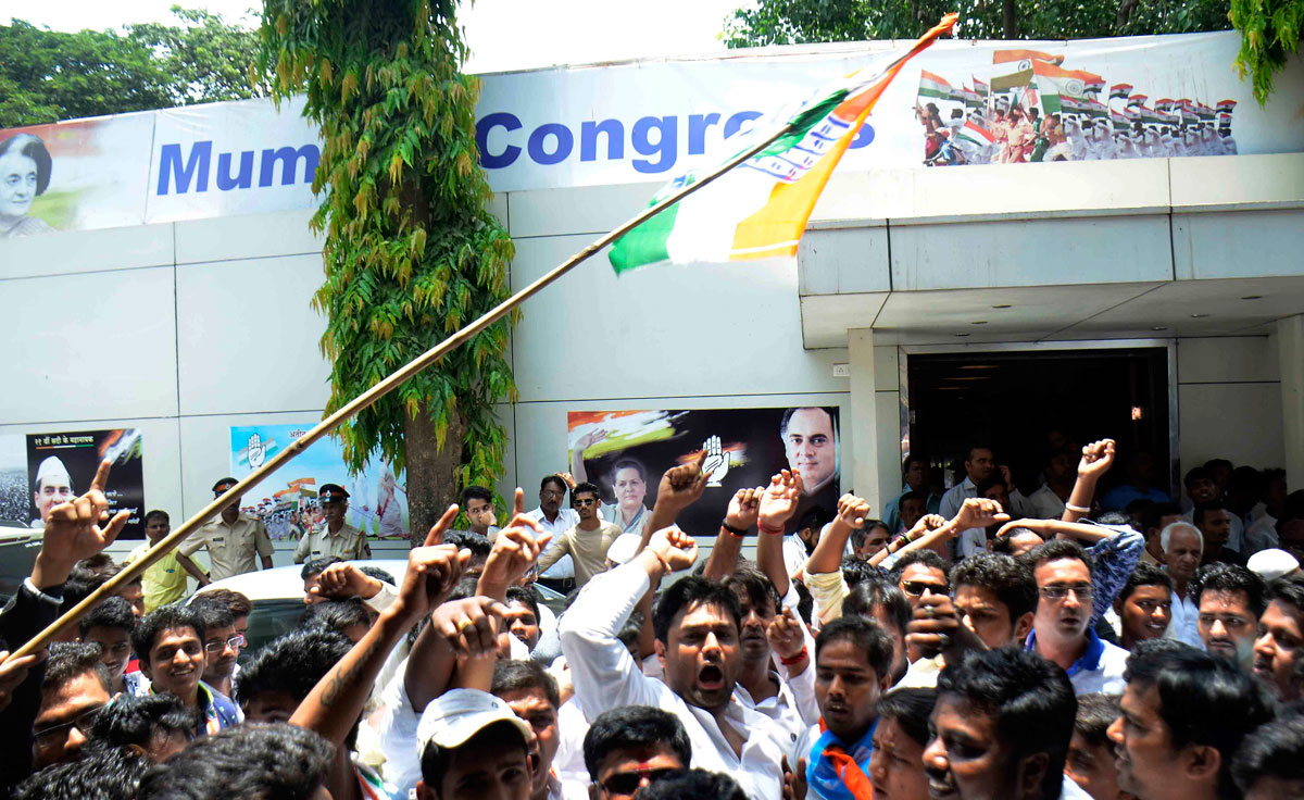 Congress Party Leaders & Party Workers gathered at Mumbai Congress Rajiv Gandhi Bhavan Requesting Gurudas Kamat to withdraw his Resignation.