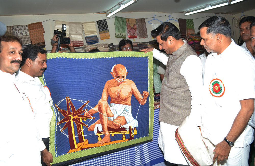 CHIEF MINISTER PRITHVIRAJ CHAVAN INAUGRATES NATIONAL HANDLOOM EXPO 2011 IN MUMBAI AT BANDRA RECLAMATION GROUND.