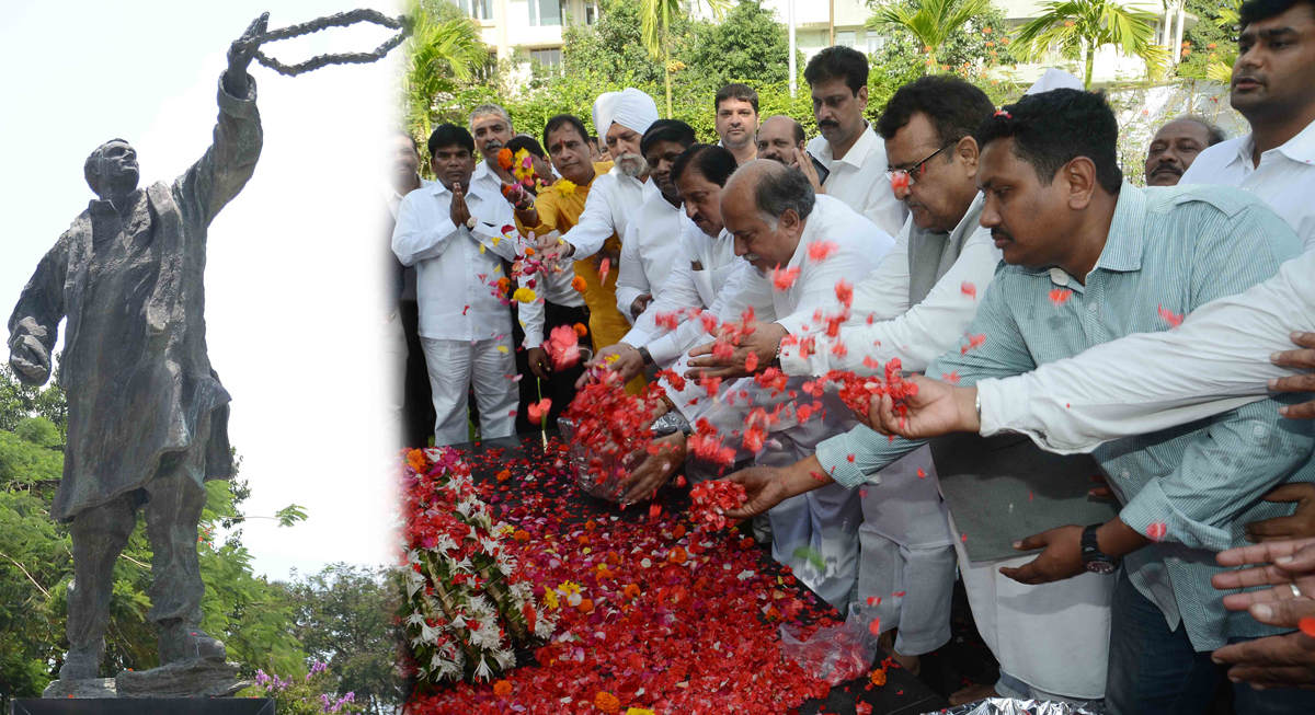 AICC Gen.Sec.Gurudas Kamat Paying Homage To Bharat Ratna Former Prime Minister Late.Rajiv Gandhi on His Birth Anniversary at Cooperage Ground Colaba.