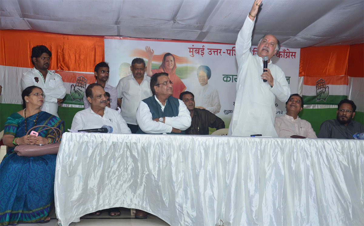 M.P.& EX.UNION MINISTER GURUDAS KAMAT IN CONGRESS PARTY WORKER'S MEETING IN HIS CONSTITUENCY WARDS NO.35/36/37/39 & 40 AT MALAD.