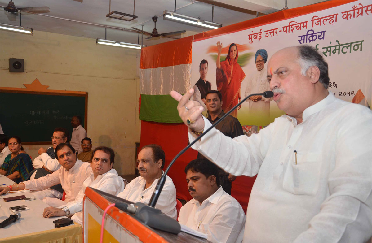 M.P.& EX.UNION MINISTER GURUDAS KAMAT IN CONGRESS PARTY WORKER'S MEETING IN HIS CONSTITUENCY WARDS NO.35/36/37/39 & 40 AT MALAD.