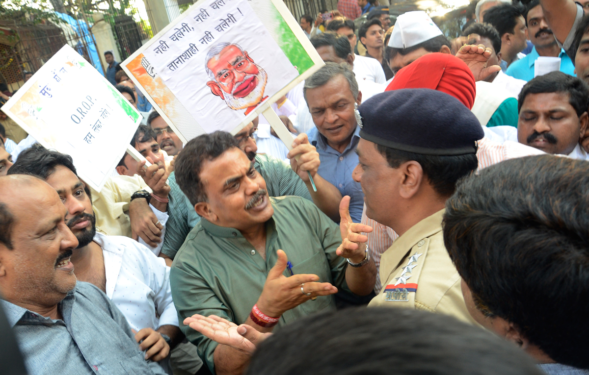 Mumbai Congress President Sanjay Nirupam Lead Protest with Congress Party workers at CST against Arrest of Cong VP Rahul Gandhi by Delhi Police.