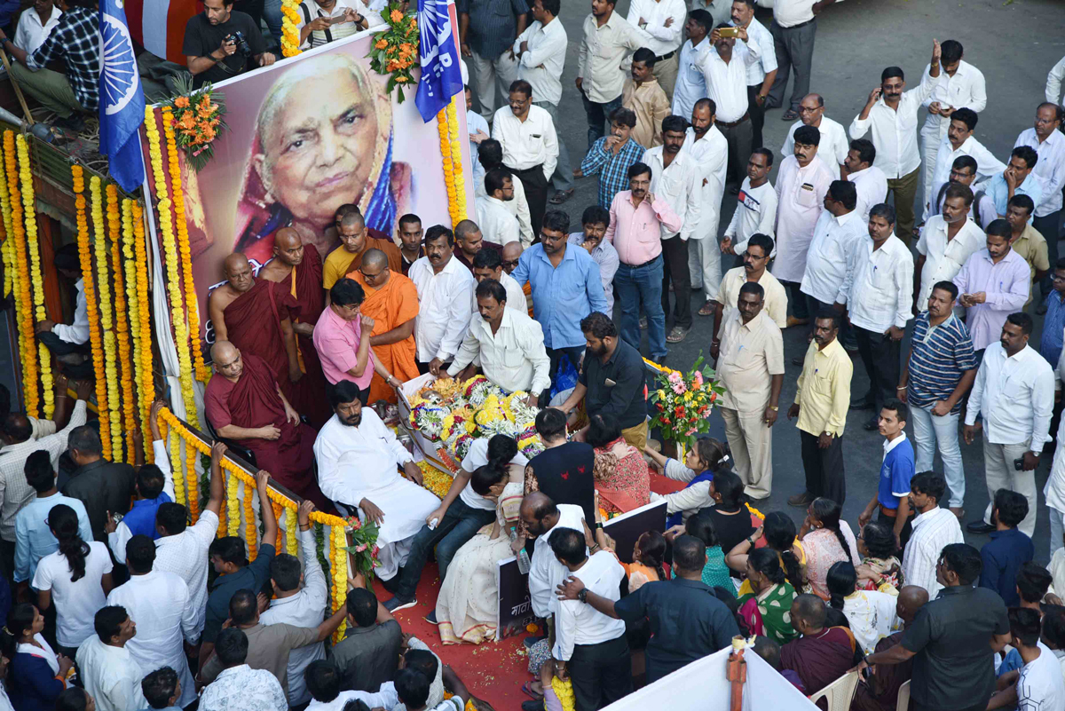 RPI Leader -Social Justice & Empowerment MOS Ramdas Athawale Mother Smt.Hausabai Bandu Athawale Funeral at Bandra.