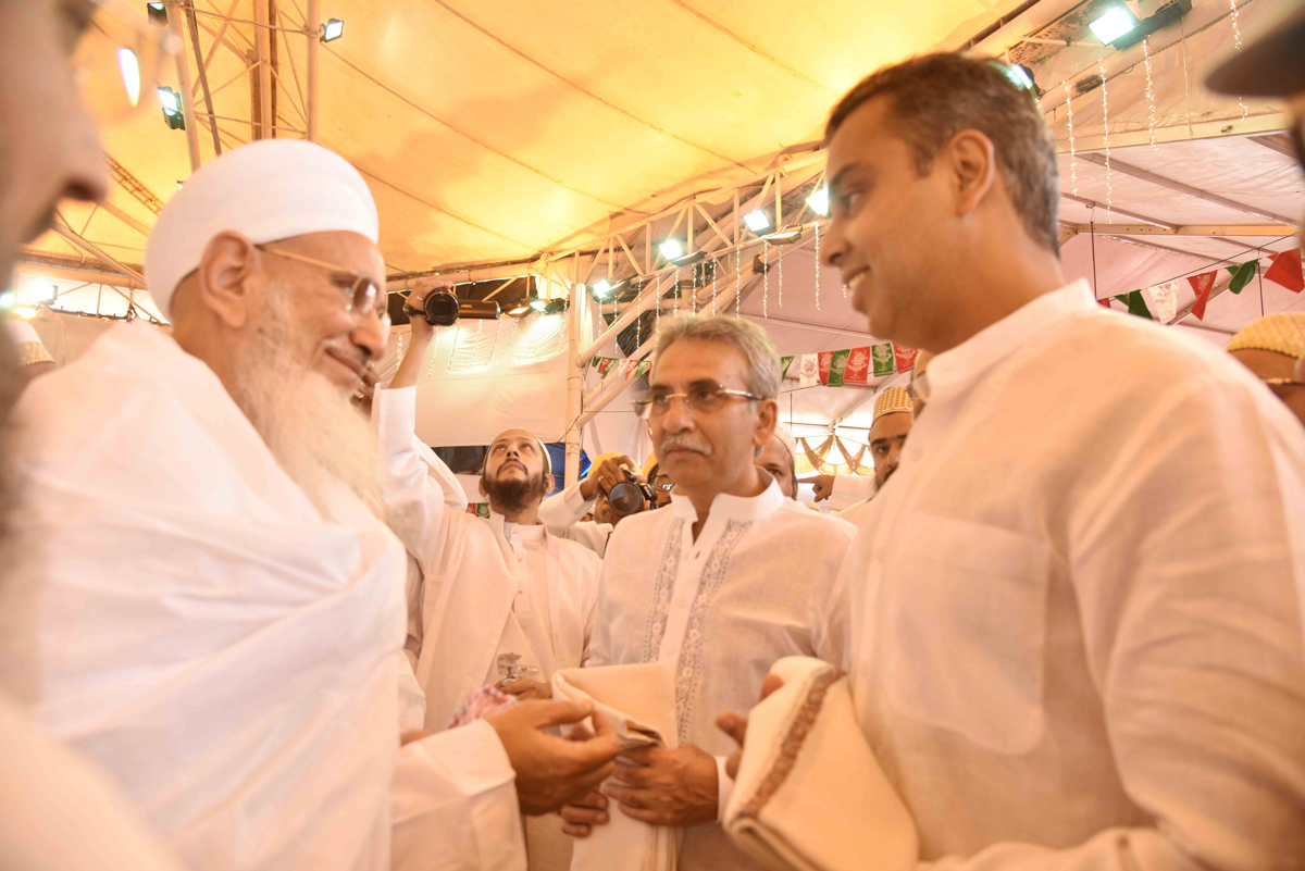 Ex. Union Minister & South Mumbai Yuva Leader Ex.MP Milind Deora meets His Holiness Dr.Syedna Mufaddal Saifuddinji (TUS) & took Blessing.