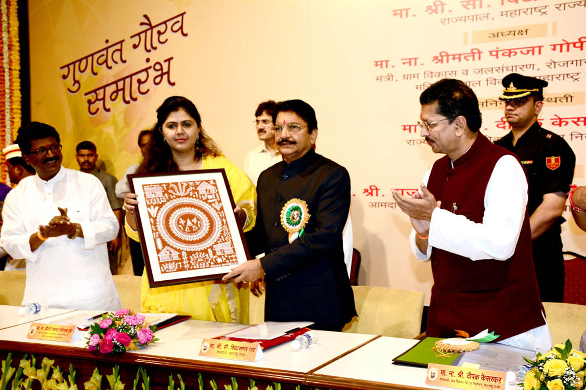 Governor Ch Vidyasagar Rao & Minister Pankaja Munde During "Yashwant Panchyat Raj Abhiyan" Prizes Function at Y B Chavan.